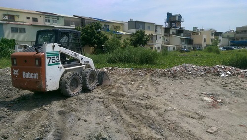 苗栗大湖小山貓(鏟土機,推土機)整地